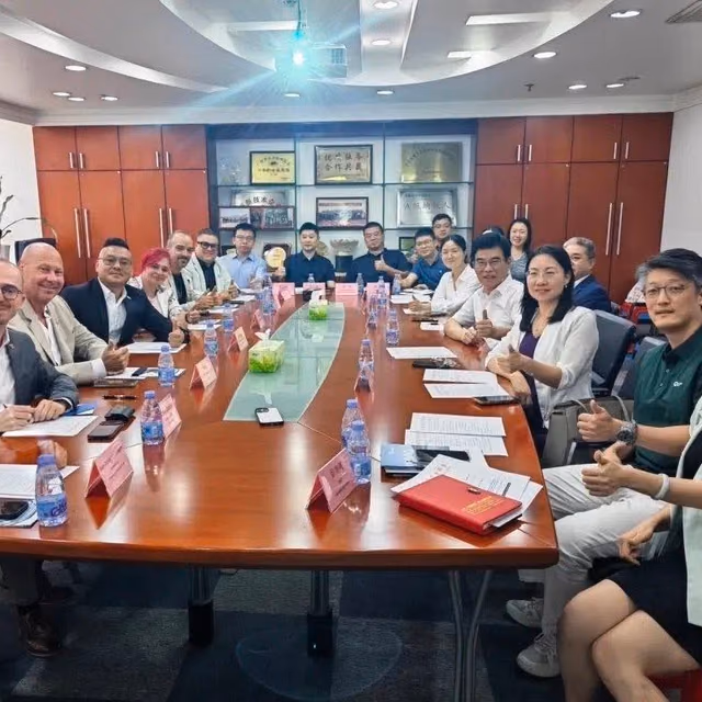 Olivier Dubois participant à une table ronde d'affaires avec des partenaires chinois