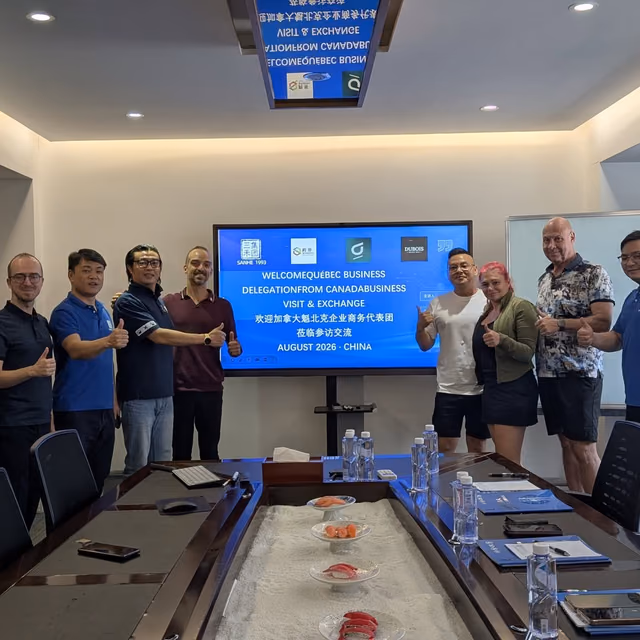 Olivier Dubois et la délégation d'affaires québécoise lors d'une visite d'entreprise en Chine